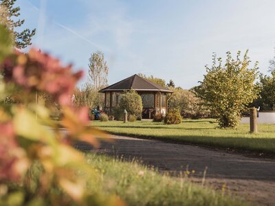 Der Pavillon im Garten der Einrichtung Haus Alte Liebe lädt zum Verweilen ein