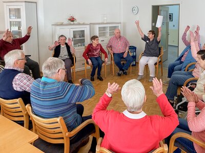 Gäste der Tagespflege bei Sitzgymnastik im Stuhlkreis