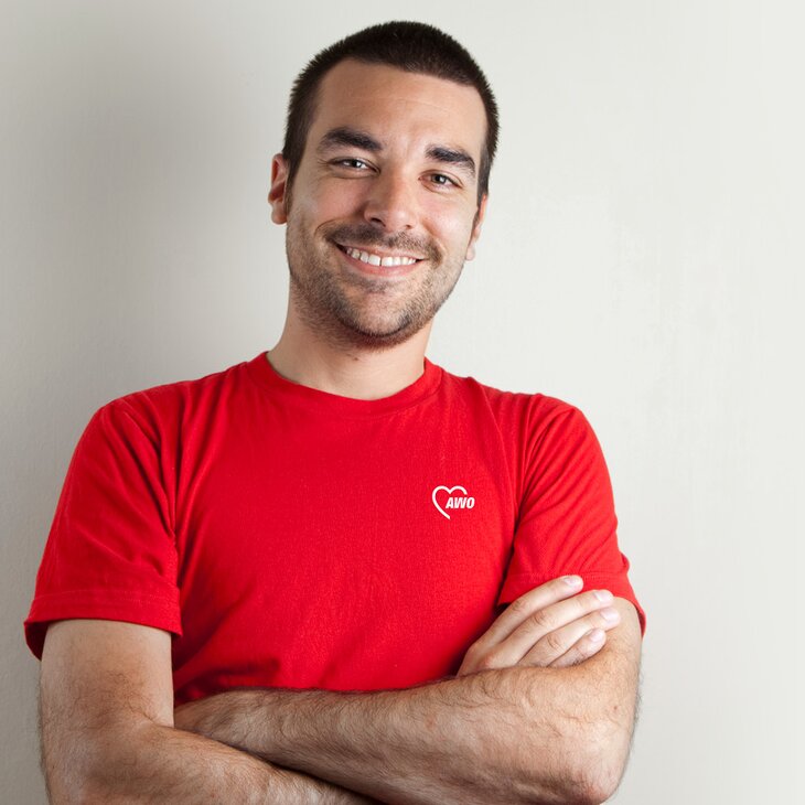 Das Foto zeigt einen Mann mittleren Alters, der ein rotes AWO-T-Shirt trägt