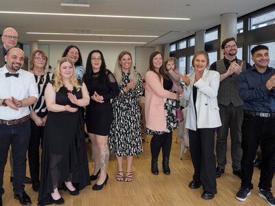 Absolventinnen und Absolventen der generalistischen Pflegeausbildung bei der Examensfeier 2024 Das Foto zeigt Absolventinnen und Absolventen der generalistischen Pflegeausbildung bei ihrer Examensfeier 2024