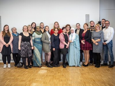 Absolventinnen und Absolventen der einjährigen Ausbildung zur/m Pflegefachhelfer*in zusammen mit dem Team der UKA Das Foto zeigt Absolventinnen und Absolventen der einjährigen Ausbildung zur/m Pflegefachhelfer*in zusammen mit dem Team der UKA